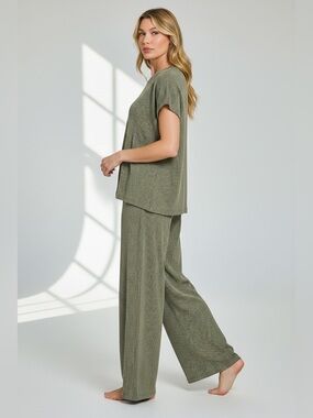 Zenana Two-Piece Ribbed Relaxed Lounge Set in Olive